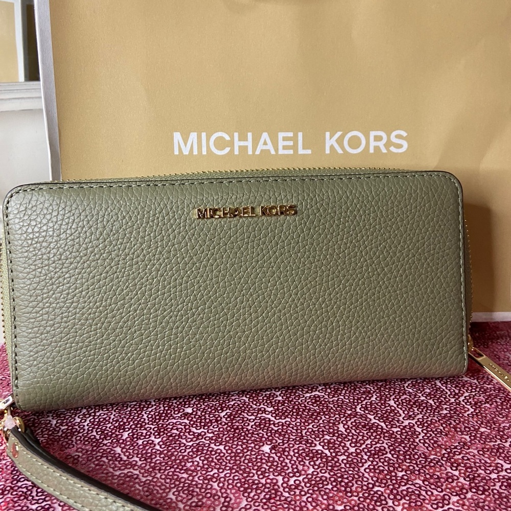 Michael Kors BRAND NEW beautiful wallet 😍
